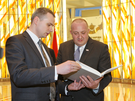 Президент Грузии посетил музей ВОВ в Минске