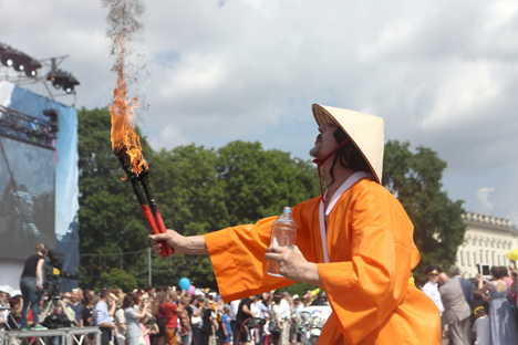 Китайские драконы и глотатели огня прошли в театрализованном шествии фестиваля в Гродно