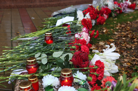 Белорусы несут цветы к посольству Франции в память о погибших в серии терактов в Париже
