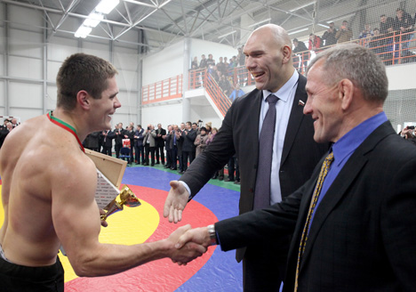 Николай Валуев и Игорь Каныгин поздравляют победителя соревнований по борьбе "Асiлак сяла" Константина Блина Николай Валуев и Игорь Каныгин поздравляют победителя соревнований по борьбе "Асiлак сяла" Константина Блина