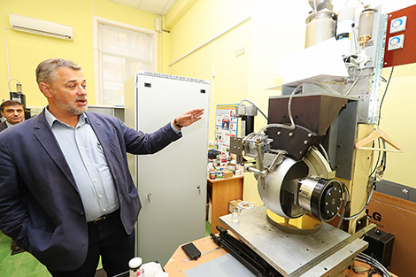 Олег Пенязьков рассказывает о работе аппарата по сверхточной шлифовке материалов