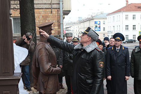 В Минске установили памятник городовому