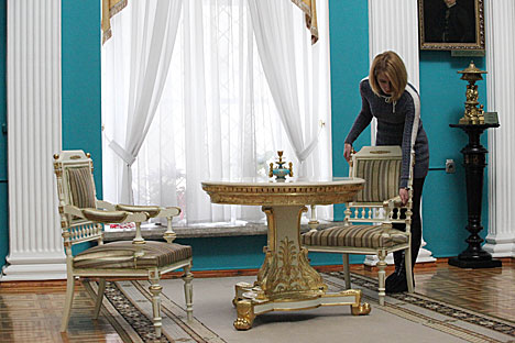 Мебельное убранство аудиенц-зала дворца Румянцевых-Паскевичей восстановлено в стиле XIX века