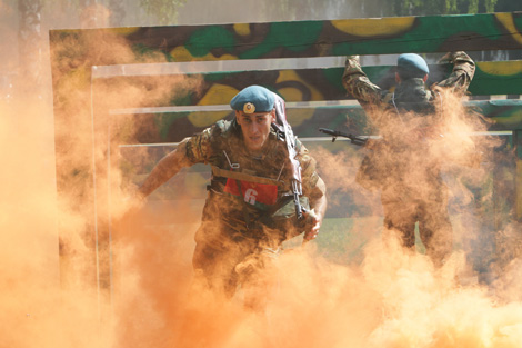 Участники конкурса на полосе препятствий