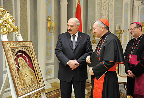 Лукашенко передал в дар Папе Римскому рукотворную икону