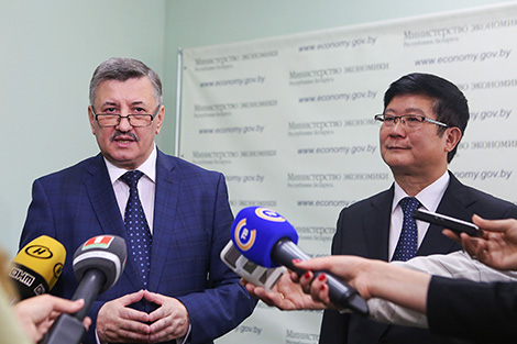 Китай поможет построить национальный футбольный стадион и бассейн в Минске