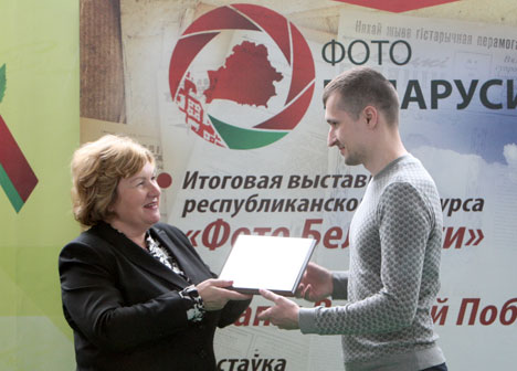 В номинации "Природа Беларуси" победу Дмитрию Иванчикову принесло фото "Летняя дорога. Гомельская область, Мозырский район"