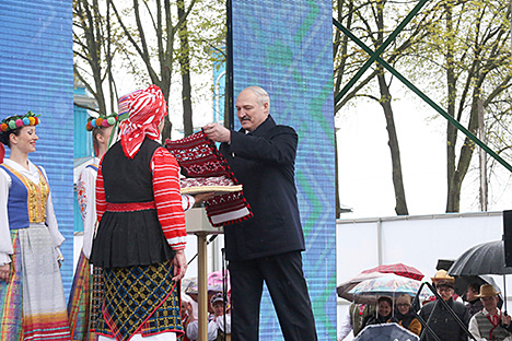 Лукашенко вручили 30-метровый рушник-оберег в честь годовщины аварии на ЧАЭС
