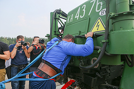 Белорусский силач Кирилл Шимко сдвинул с места вертолет-гигант из "Крепкого орешка"