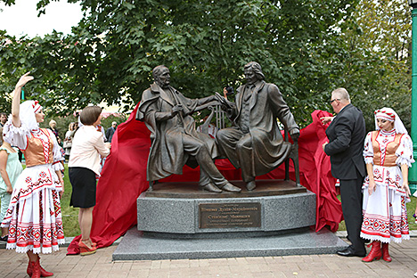 Памятник открывают ректор Белорусской государственной академии музыки Екатерина Дулова и заместитель председателя Мингорисполкома Игорь Карпенко