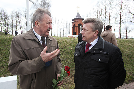 Председатель областной организации общественного объединения "Белорусская ассоциация бывших несовершеннолетних узников фашизма" Федор Тихонов и начальник главного управления идеологической работы, культуры и по делам молодежи Витебского облисполкома Геннадий Егоров