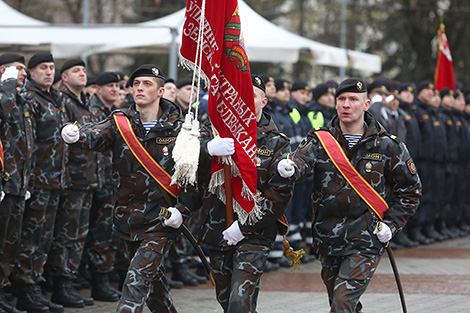 Милиционеры прошли торжественным маршем по центру Гродно