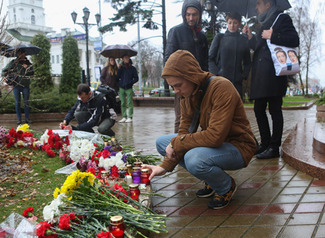 Белорусы несут цветы к посольству Франции в память о погибших в серии терактов в Париже