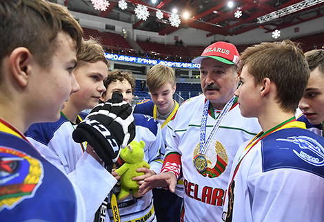 Александр Лукашенко с хоккеистами команды "Медведь", занявшей первое место в турнире "Золотая шайба"