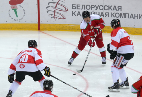 Белорусские хоккеисты с победы над Швейцарией стартовали на Рождественском турнире в Минске