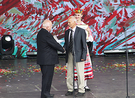 В номинации "Лучшее произведение поэзии" обладателем премии стал Марьян Дукса за книгу "Птица вечности - Душа". Награду вручает председатель Союза писателей Беларуси Николай Чергинец