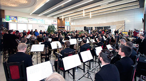 Президентский оркестр выступил на железнодорожном вокзале в Минске. Фото БЖД