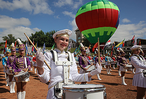 Димаш Кудайберген торжественно поднял флаг "Славянского базара"