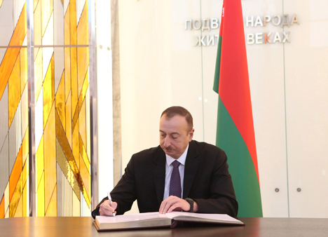 Алиев ознакомился с экспозицией Белорусского музея истории Великой Отечественной войны