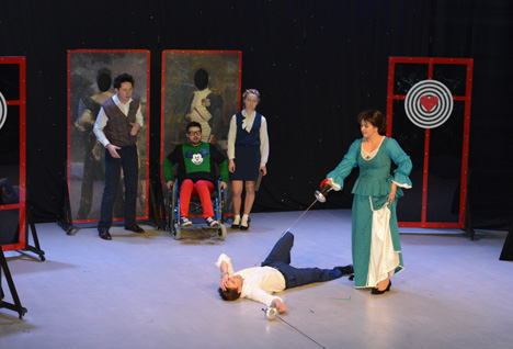 Белорусский спектакль "13-я пуговица Наполеона" принимали в Москве с аншлагом