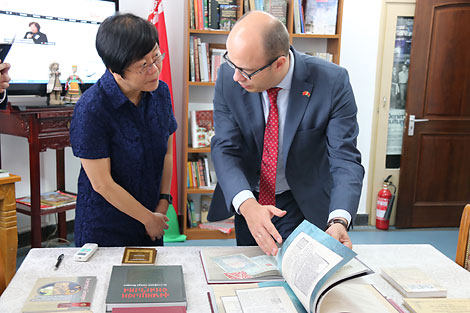Белорусские книги переданы Центру изучения Беларуси во Втором Пекинском институте иностранных языков