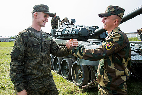 Белорусские и российские танкисты отметили профессиональный праздник в Слониме