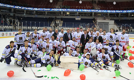 Хоккеисты команды Президента и команды "Медведь", победившей в турнире "Золотая шайба"