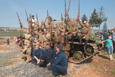 Подвиг советского танкиста-аса Зиновия Колобанова почтили на "Линии Сталина"