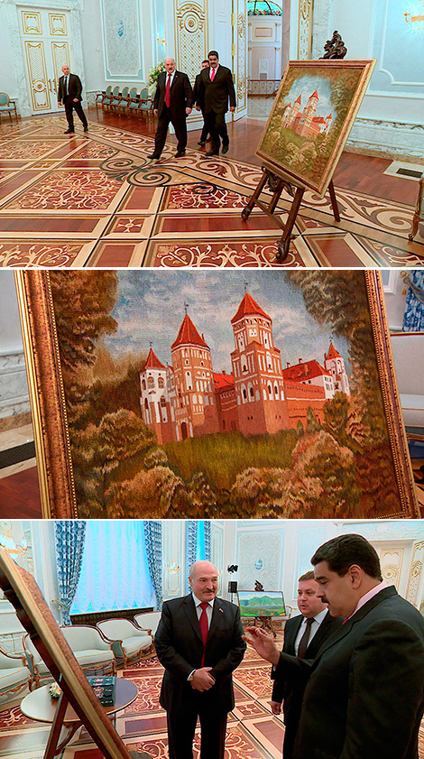 Лукашенко подарил Мадуро гобелен с изображением Мирского замка, а его жене - изделия изо льна