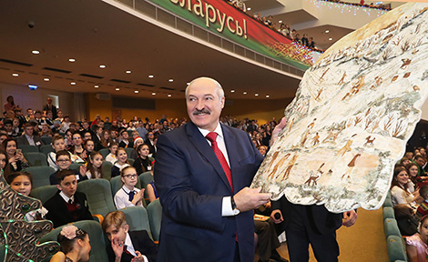 Елка в стиле стимпанк и панно из бересты - учащиеся вручили Лукашенко новогодние подарки