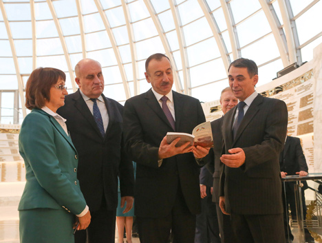 Алиев ознакомился с экспозицией Белорусского музея истории Великой Отечественной войны