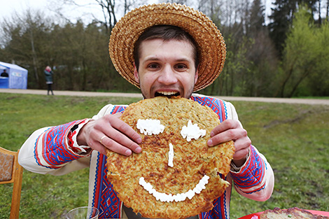 Новый сезон на Августовском канале открыли конкурсами по поеданию драников на скорость Новый сезон на Августовском канале открыли конкурсами по поеданию драников на скорость