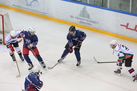 Команда "Грифоны" с победы стартовала в финале соревнований "Золотая шайба"