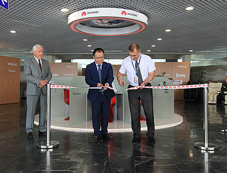 Ленточку перерезают директор по продажам терминального оборудования ООО "Белхуавейтехнолоджис" Фан Джиньонг и заместитель генерального директора РУП "Национальный аэропорт Минск" по производству Василий Карнеев