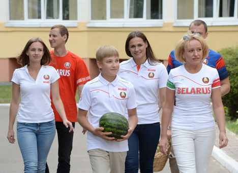 Николай Лукашенко развез первую партию собранного в "Дроздах" урожая