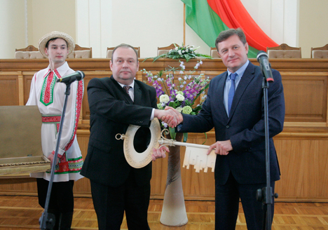 Символический ключ молодежной столицы вручен мэру Барановичей