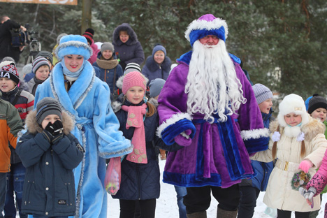 На краю Налибокской пущи гостей принимает родной брат Деда Мороза Зимник