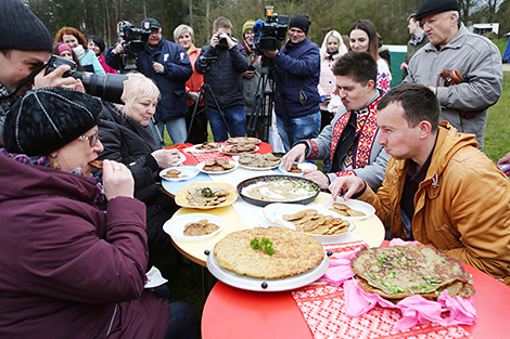 Новый сезон на Августовском канале открыли конкурсами по поеданию драников на скорость Новый сезон на Августовском канале открыли конкурсами по поеданию драников на скорость