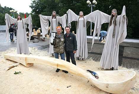 Новый рекорд "Славянского базара" - гигантская ложка презентована в Витебске