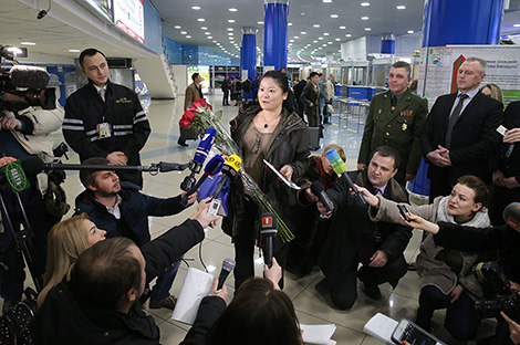 Безвизовую туристку из Китая встретили в Национальном аэропорту Минск с цветами