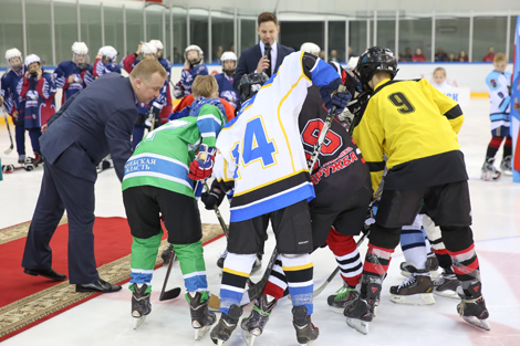 Команда "Грифоны" с победы стартовала в финале соревнований "Золотая шайба"