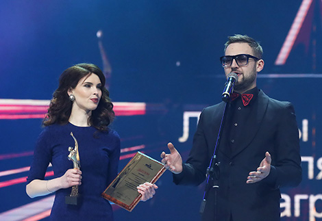 Лучшими ведущими развлекательной программы решением судейской коллегии признаны сотрудники СТВ Антон Мартыненко и Александра Каштанова ("Утро. Студия хорошего настроения") Лучшими ведущими развлекательной программы решением судейской коллегии признаны сотрудники СТВ Антон Мартыненко и Александра Каштанова ("Утро. Студия хорошего настроения")