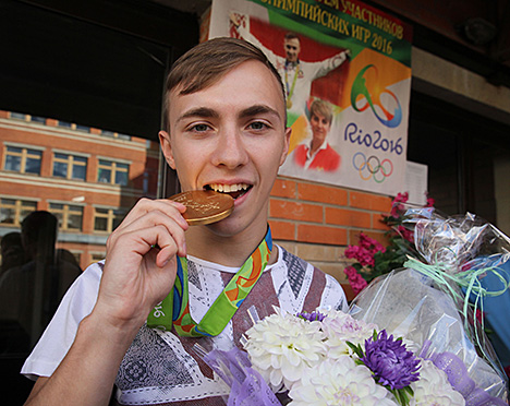 Владислава Гончарова торжественно встретили в школе по прыжкам на батуте в Витебске