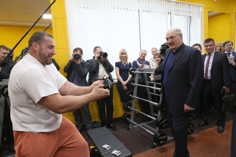 Александр Лукашенко в ходе посещения нового многофункционального физкультурно-оздоровительного комплекса "Мандарин"