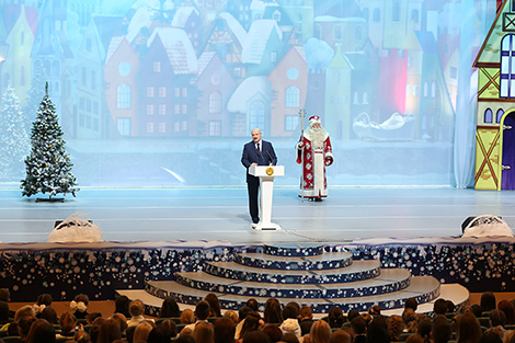 Лукашенко: Все больше людей из разных уголков Беларуси стараются внести вклад в акцию "Наши дети"