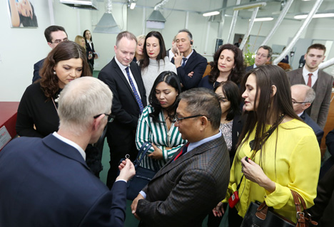 Макей и представители дипкорпуса посетили ювелирный завод "Зорка" Макей и представители дипкорпуса посетили ювелирный завод "Зорка"