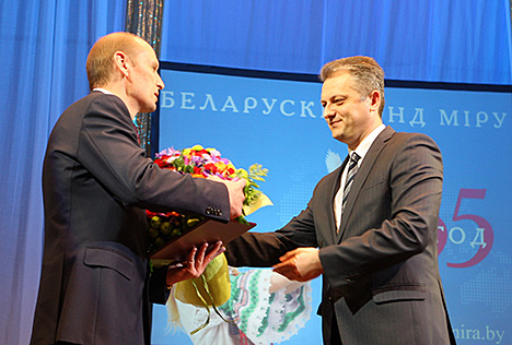 Заместитель главы Администрации Президента Беларуси Игорь Бузовский и председатель правления общественного объединения "Белорусский фонд мира" Максим Мисько