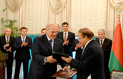 Александр Лукашенко и Наваз Шариф во время подписания документов по итогам встречи
