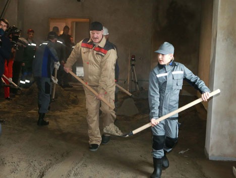 Президент Беларуси Александр Лукашенко во время республиканского субботника