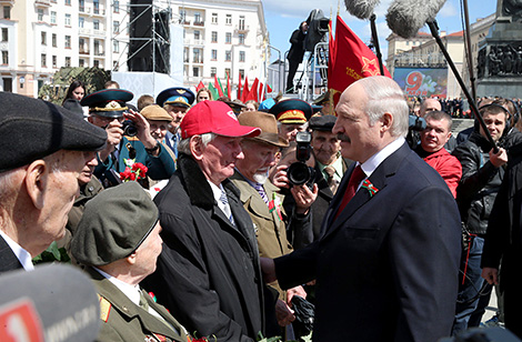 Президент Беларуси Александр Лукашенко во время общения с ветеранами
